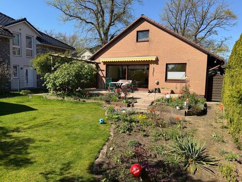 Hausansicht Garten.JPG - 3 Zimmer Einfamilienhaus zum Kaufen in Norderstedt