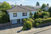 Objektansicht Willkommen - Exklusiver Bungalow mit repräsentativem Gartenareal, Garage & 3 Stellplätzen! Stilvolle Wohnkultur – zeitlos, familienfreundlich, vielseitig nutzbar.