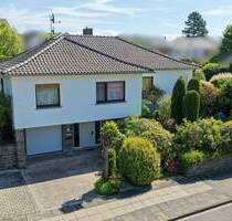Exklusiver Bungalow mit repräsentativem Gartenareal, Garage & 3 Stellplätzen! Stilvolle Wohnkultur – zeitlos, familienfreundlich, vielseitig nutzbar. - Swisttal Buschhoven