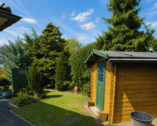 Rückansicht 2. Terrasse mit Gartenhaus - 