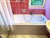 Badewanne mit Duschvorhang - 