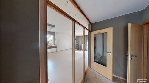 Flur mit Blick ins Wohnzimmer - 