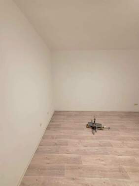 Bodenbelag der Wohnung mit weißen Sockelleisten - 