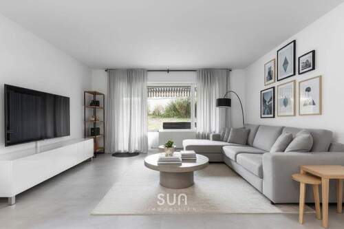 LICHTDURCHFLUTETES WOHNZIMMER (visualisiert) - WOHNEN IM GRÜNEN: Moderne 3-Zimmer-EG-Wohnung mit Terrasse & Riesiger Garten