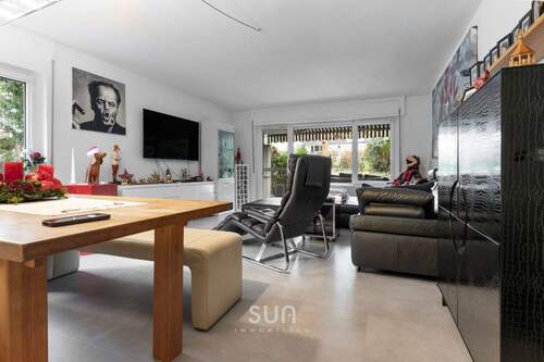 LICHTDURCHFLUTETES WOHNZIMMER - 