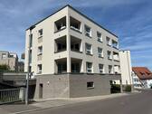 Hausansicht Straße - 4 Zimmer Terrassenwohnung in Filderstadt