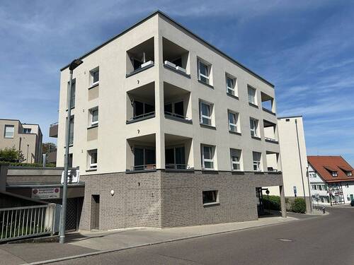 Hausansicht Straße - 4 Zimmer Terrassenwohnung in Filderstadt