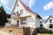 08 Hausansicht mit Terrasse - 