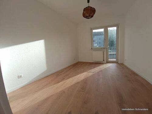 1. Zimmer mit Balkon (Bild 1) - DU-Hochfeld, Heerstraße 144 - Gemütliche kleine 3-Zimmer-Wohnung ab sofort zu mieten ( max. 3 Personen ) !!