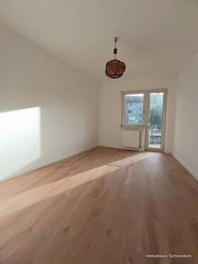 1. Zimmer mit Balkon (Bild 2) - 3 Zimmer Etagenwohnung zur Miete in Duisburg