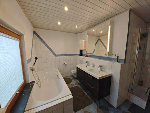 Bad Obergeschoß Bild 1 - 