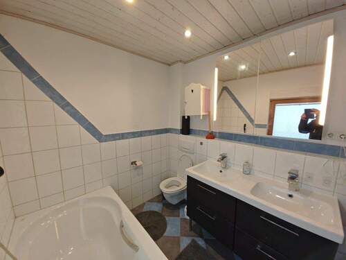 Bad Obergeschoß Bild 3 - 