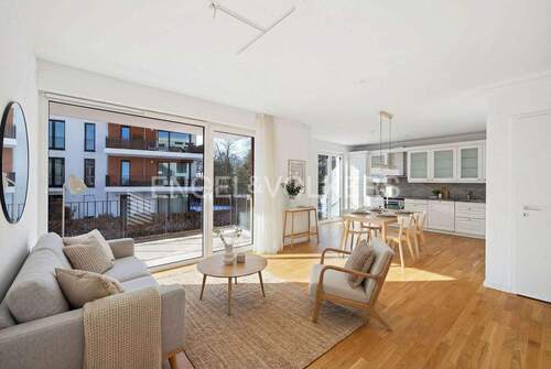 Wohnzimmer digital möbliert - 4 Zimmer Etagenwohnung zum Kaufen in Hamburg