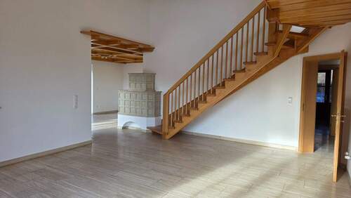 Wohn- Esszimmer mit Aufgang zur Galerie und Dachgeschoss - 