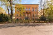 Straßenansicht - Großzügige Hochparterrewohnung mit Garten in begehrter City-Lage