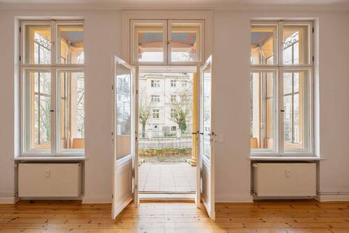 Zugang zur Loggia - 5 Zimmer Etagenwohnung zum Kaufen in Potsdam
