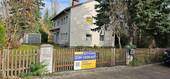 Haus mit Zufahrt.jpg - Zweifamilienhaus mit großem Grundstück und zusätzlichem Baurecht in Bruckmühl