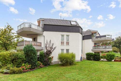 Gebäude - Garten links - 4 Zimmer Etagenwohnung zum Kaufen in Berlin