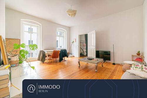 Wohnzimmer - ?? Toplage am Zionskirchplatz: Sanierte 2-Zimmer-Altbauwohnung mit Balkon, EBK und schönen Dielen