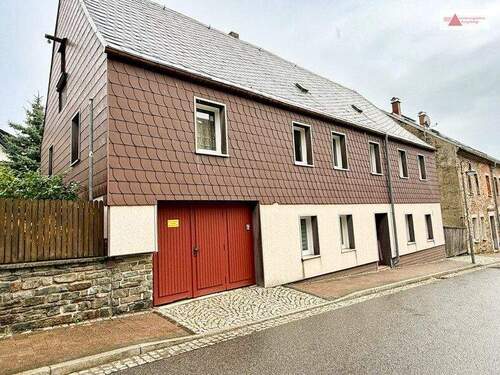 Wohnhaus in Elterlein - Großes, teilsaniertes Einfamilienhaus mit Garten & Garage in zentraler Lage in Elterlein, Erzgebirge