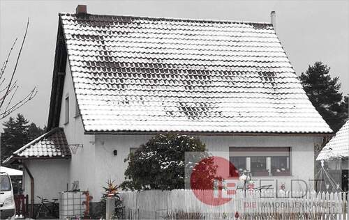 Hausansicht - Familienfreundliches Zuhause mit Doppelgarage, Kamin und gepflegtem Garten