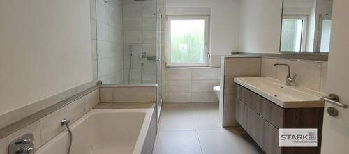 Badezimmer mit Badewanne.jpg - 