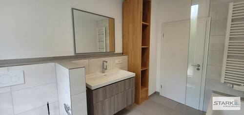 Badezimmer mit Waschbecken.jpg - 