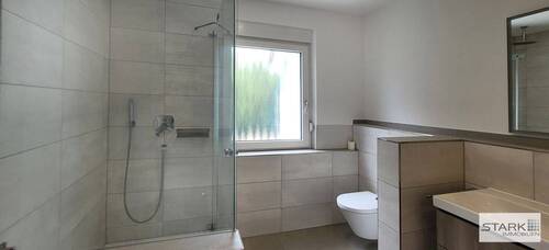 Badezimmer mit Dusche und WC.jpg - 
