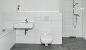 Modernes Bad mit bodengleicher Dusche und Badewanne - Etagenwohnung mit 95,90 m² in Düsseldorf zum Kaufen