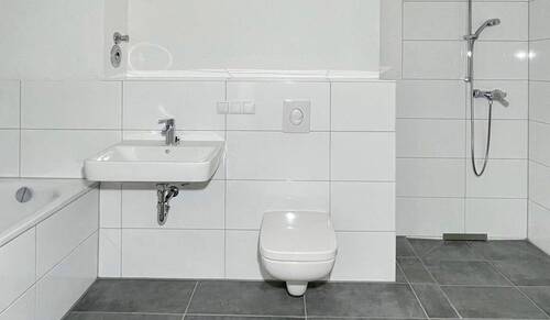 Modernes Bad mit bodengleicher Dusche und Badewanne - Etagenwohnung mit 95,90 m² in Düsseldorf zum Kaufen
