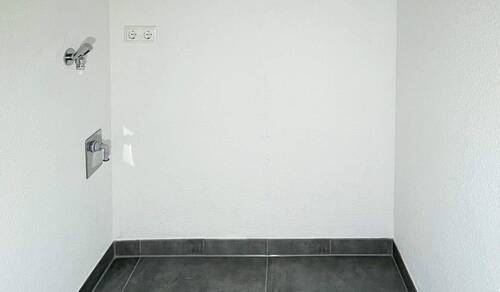 Gefliester Hauswirtschaftsraum mit Waschmaschinenanschluss - 