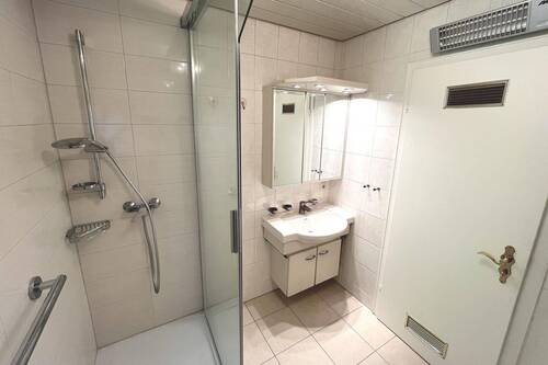 Duschbad mit Waschtisch - 