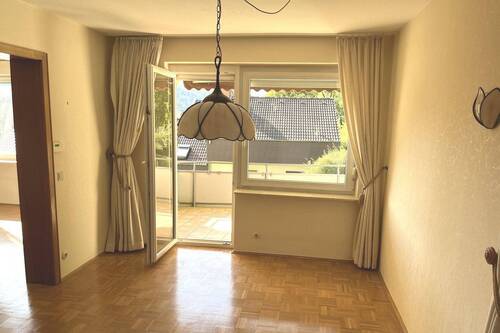 Esszimmer mit Ausgang zum Balkon - 