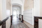 Hauseingang (3) - 2 Zimmer Etagenwohnung zum Kaufen in Berlin