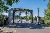 Fachwerkbrücke zum Festland in der Nachbarschaft - 