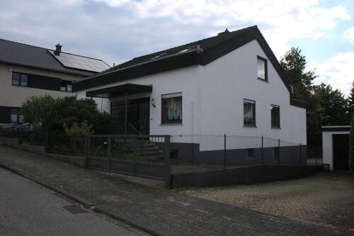 Hausansicht von der Straße - Einfamilienhaus mit vielen Gestaltungsmöglichkeiten