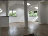 Wohnzimmer Hauptwohnung - Großzügiges Einfamilienhaus mit Einliegerwohnung in idyllischer Waldrandlage