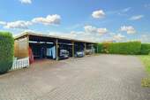 Einfahrt und Carport - 