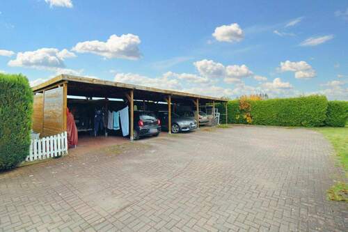 Einfahrt und Carport - 