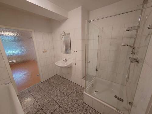 Badezimmer1 Zugang Schlafzimmer.jpg - 