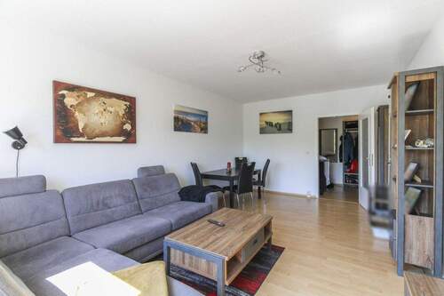 Wohnzimmer - Stilvoll: Top vermietete 3-Zi.-ETW in Stralsund mit Balkon und Blick in Freie