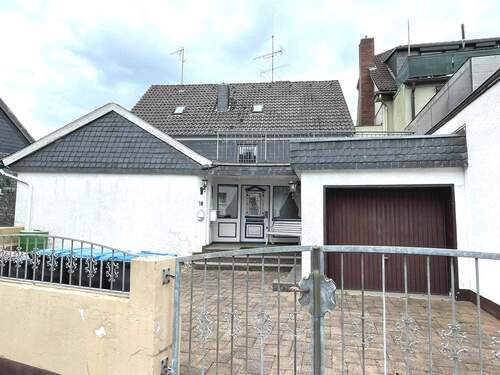 Außenansicht - Vielseitige Immobilie: Einfamilienhaus mit Appartement und vermietetem Ladenlokal in zentraler Lage