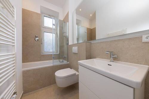 Tageslichtbad 1 mit Badewanne - 