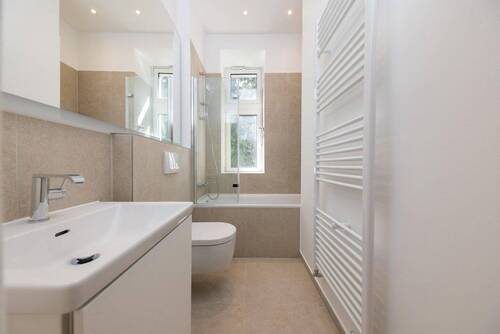 Tageslichtbad 2 mit Badewanne - 