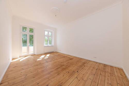 Wohnzimmer mit Balkon - PROVISIONSFREI - Kernsanierter Altbautraum mit 5 Zimmern (2 Balkone, 2 Bäder, sofort einzugsbereit)