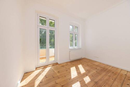 Wohnzimmer mit Balkon - 