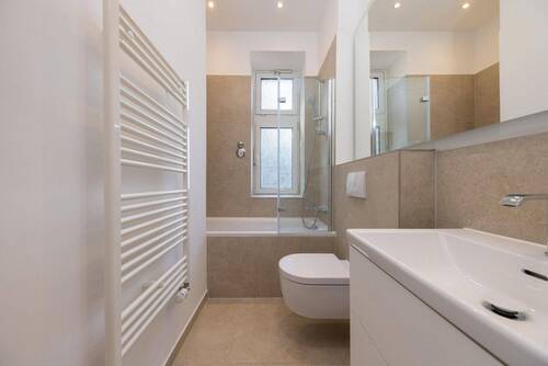 Tageslichtbad 1 mit Badewanne - 