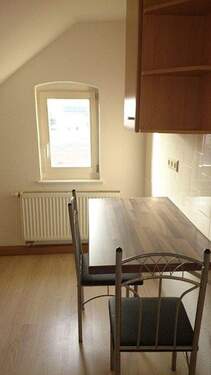 Küche mit Tisch und Stühlen - 