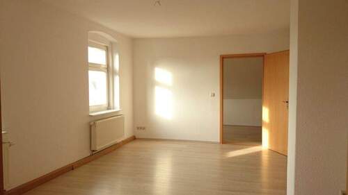 Helles Wohnzimmer mit Fenster - 2 Zimmer Etagenwohnung zur Miete in Görlitz