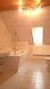 Helles Badezimmer mit Wanne - 